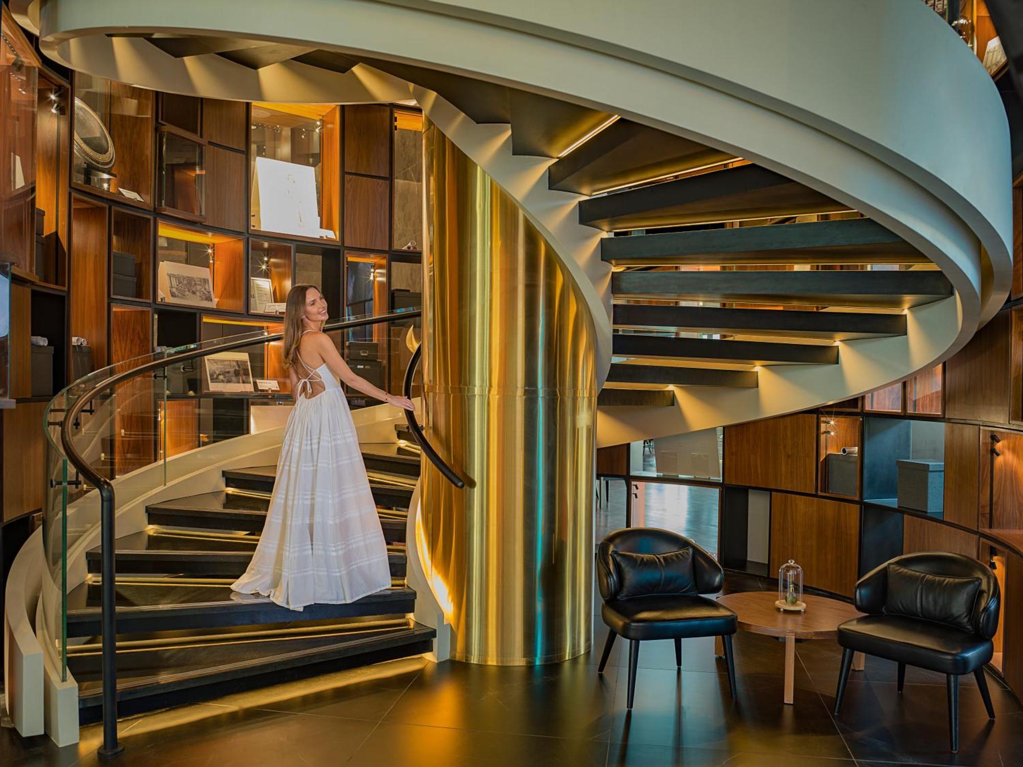 Hotel The Wb Abu Dhabi, Curio Collection By Hilton Zewnętrze zdjęcie The staircase at the lobby