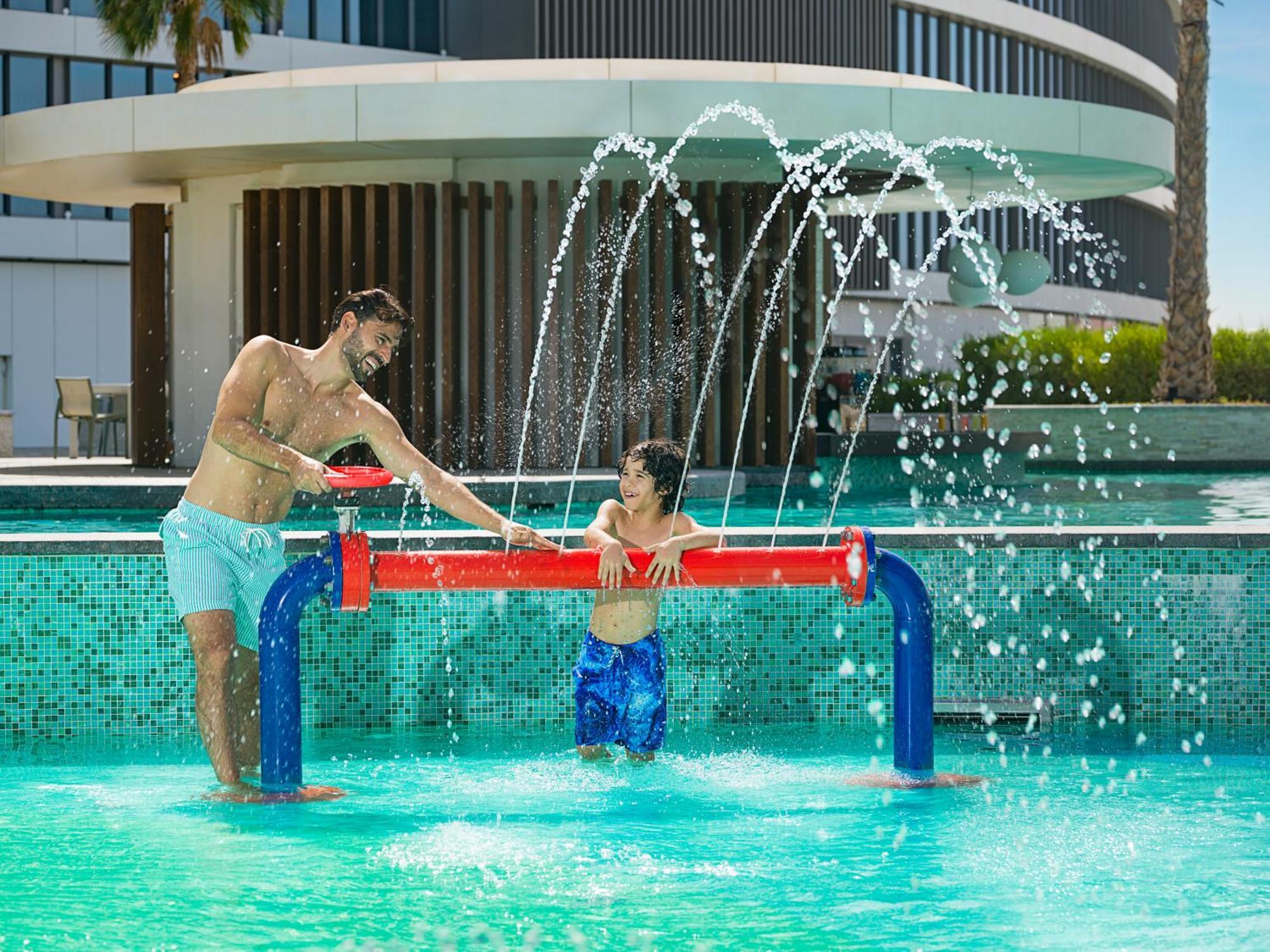 Hotel The Wb Abu Dhabi, Curio Collection By Hilton Zewnętrze zdjęcie A father and son playing water hockey