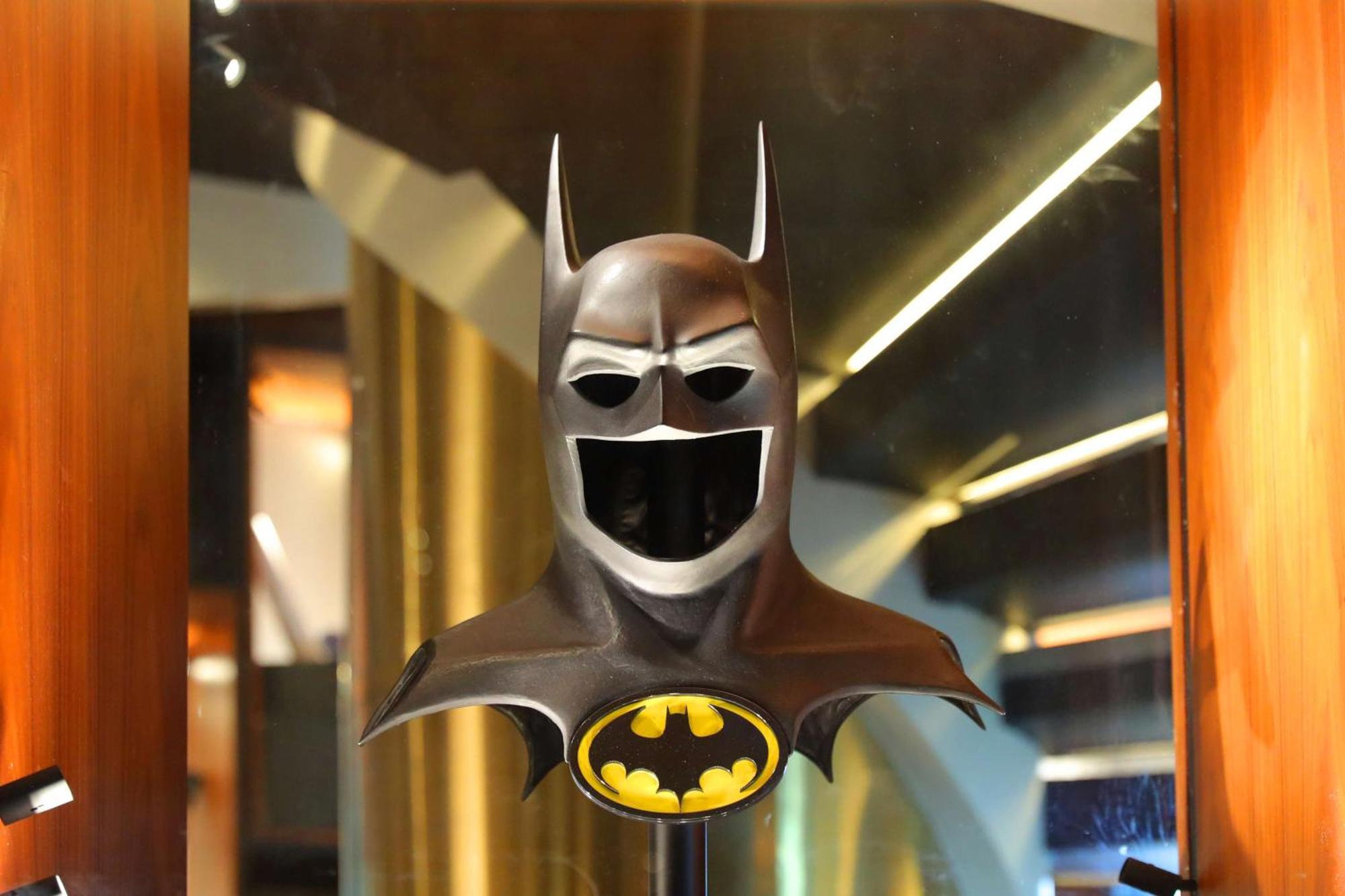 Hotel The Wb Abu Dhabi, Curio Collection By Hilton Zewnętrze zdjęcie The Bat-Signal