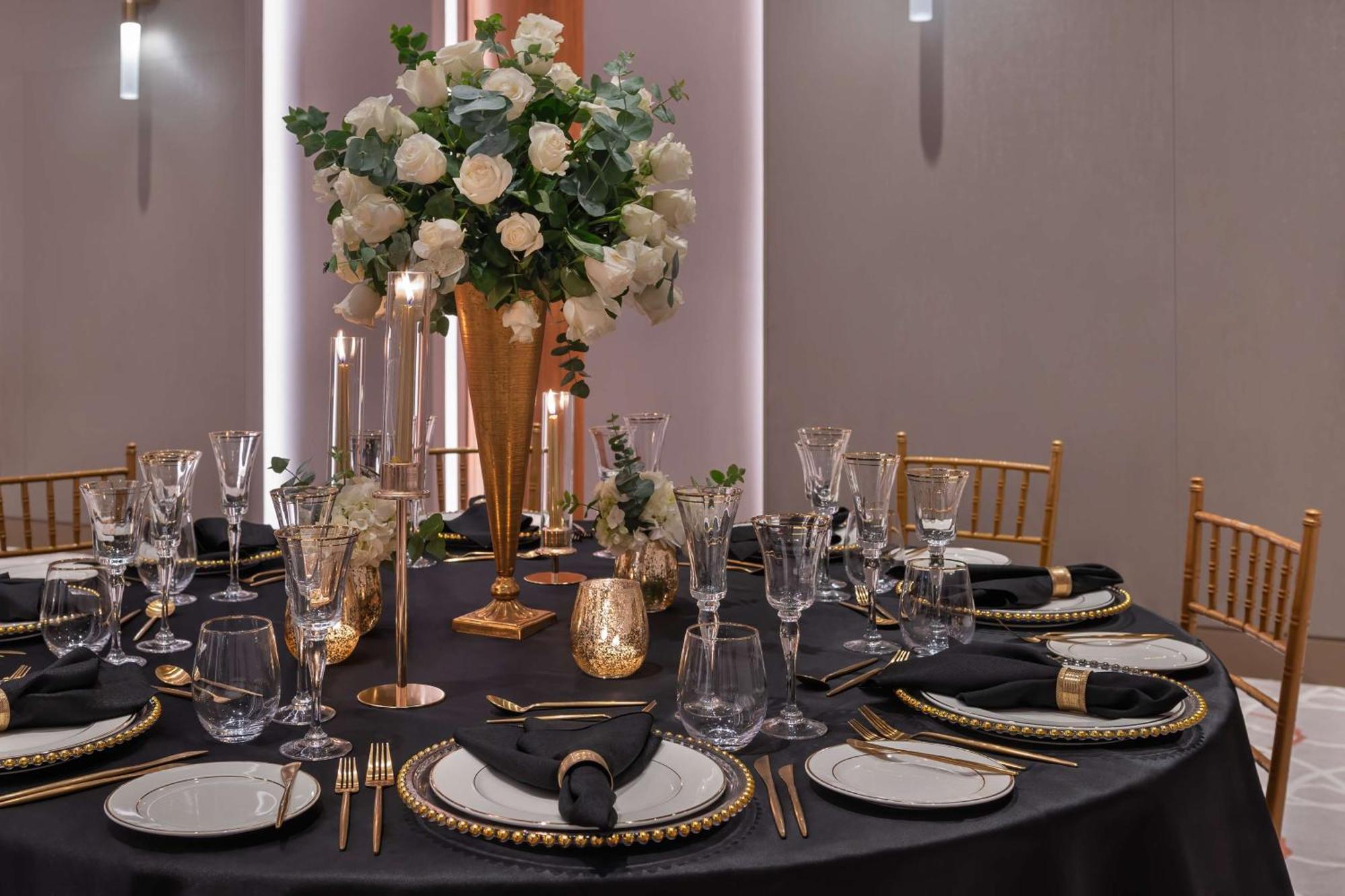 Hotel The Wb Abu Dhabi, Curio Collection By Hilton Zewnętrze zdjęcie A table set for a formal dinner
